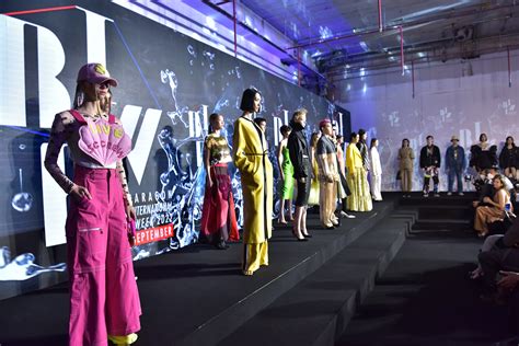  Bangkok Fashion Week 2023:  A Spectacular Tapestry of Traditional Thai Craftsmanship and Avant-Garde Innovation,